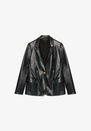 Blazer de imitación de cuero negro con mangas largas, solapas de muesca, dos bolsillos frontales con solapa y cierre de un solo botón dorado.