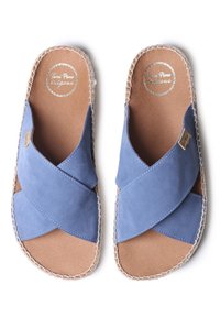 Blå mocka sandaler med korskända remmar, beige mjuk innersula och flätad jutesnörning. Cirkulärt märke på innersulan.