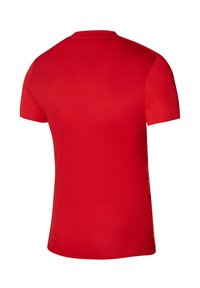 T-shirt rosso a maniche corte con tessuto testurizzato. Presenta un collo rotondo e una finitura liscia. I lati includono un motivo distintivo in giallo.