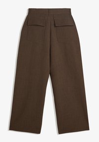 Rjave široke hlače iz teksturirane tkanine, ki imajo dva zadnja žepa s poklopcema in ravno krojeno zasnovo.