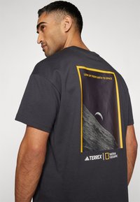 adidas Terrex NAT GEO AEROREADY GRAPHIC - T-skjorte til trening - black
