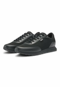 Sneaker nere caratterizzate da un mix di materiali sintetici lisci e rete, punta arrotondata, chiusura con lacci e suola in gomma. Inclusa una sottile brandizzazione.