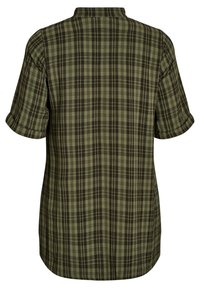 Camisa de manga corta a cuadros verdes con cuello. La tela presenta un patrón a cuadros en tonos de verde oscuro y marrón.