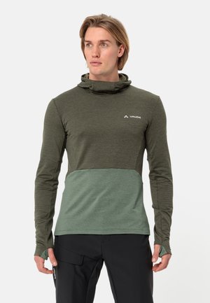Olijfgroene lange mouw top met hoge kraag, voorzien van een contrasterend lichtergroen paneel. Gelaagde stof met duimopeningen bij de manchetten.