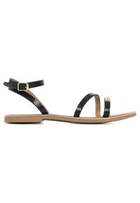 Zwarte leren platte sandalen met een slangenhuidpatroon, smalle bandjes, een gefacetteerde enkelband en een beige zool.