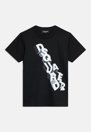 T-shirt noir à manches courtes avec col rond, arborant un grand texte blanc 3D "DSQUARED2" imprimé en diagonale sur le devant.