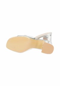 Sandalo argento con tacco, aperto sul retro e sulla punta. Sopra in metallo liscio, soletta beige e suola in gomma testurizzata.