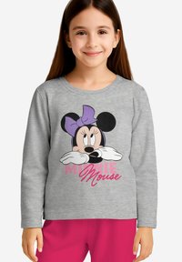 Maglietta a maniche lunghe grigia con una grande grafica di Minnie Mouse, caratterizzata da un fiocco viola, orecchie nere e testo rosa che recita "Minnie Mouse."