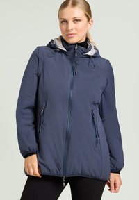 Navyblaue wasserdichte Jacke mit durchgehendem Reißverschluss, Kapuze, elastischen Bündchen und zwei Seitentaschen; glatte Textur, leicht und tailliertes Design.