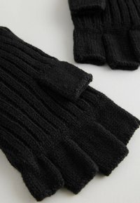 Gants sans doigts en tricot noir avec texture côtelée, design longueur poignet, et un matériau doux, chaud avec une légère élasticité.