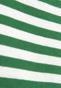 Zaļi un balti svītrota kokvilnas audums, kas piedāvā horizontālas līnijas ar mainīgām platumiem, ar gludu tekstūru un vienmērīgu adījumu rakstu.