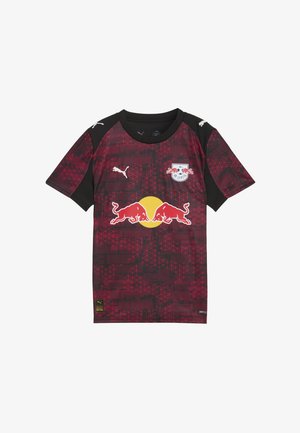 Czerwona i czarna koszulka z krótkim rękawem z geometrycznym wzorem, z żółtym i czerwonym logo z przodu oraz czarnymi akcentami na ramionach.