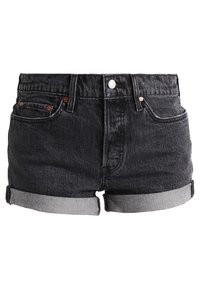 Pantalones cortos de mezclilla negra con puños doblados, que cuentan con un diseño de cinco bolsillos, detalles en hardware de cobre y un cierre clásico de botón.