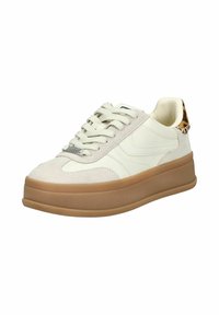 Białe sneakersy z zamszowymi i skórzanymi panelami, zaokrąglonym noskiem, grubą, brązową platformą oraz akcentem w zwierzęcy wzór na pięcie.