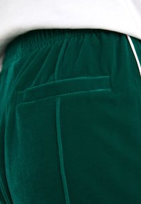 Lacoste Pantalon de survêtement - fluorine foncé/white