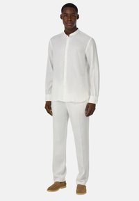 Boggi Milano Hlače chino - white