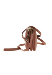 Borsa a tracolla in pelle marrone con tre scomparti e tracolla regolabile, mostrata in posizione verticale su uno sfondo bianco.