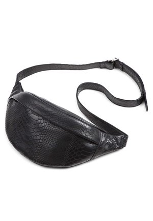 Musta keinonahkainen vatsalaukku, jossa käärmeennahka tekstuuri, säädettävä hihna ja hopeinen solki valkoisella taustalla.