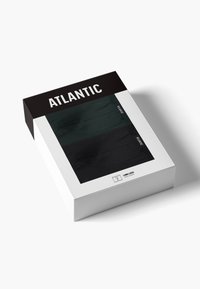 Czarny i ciemnozielony zestaw bielizny w przezroczystym pudełku z czarnym i białym napisem. Pudełko ma elegancki, prostokątny kształt.