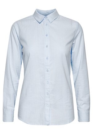 Világoskék csíkos gombos ing, gallérral és hosszú ujjakkal. Simább textúrájú anyagból készült; kis gombokkal és lekerekített aljjal rendelkezik.