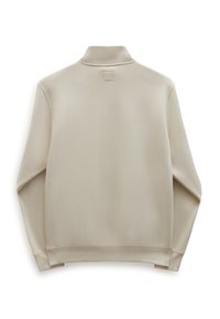 Felpa beige con colletto alto, maniche lunghe e texture morbida. Presenta cuciture minime e un piccolo etichetta quadrata sul collo.