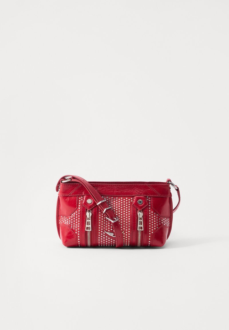 Sac bandoulière en cuir rouge avec un motif clouté argenté, deux fermetures éclair et une bandoulière réglable. Texture lisse et design compact.