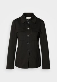 Czarna koszula-kurtka z długim rękawem, z ostrym kołnierzem, dwoma przednimi kieszeniami i zapięciami na guziki. Wykonana z gładkiego, teksturowanego materiału.