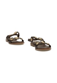 Sandalias de cuero marrón con tacón plano, que cuentan con múltiples correas de cuero y acentos metálicos circulares. Diseño de punta abierta con correas traseras ajustables.
