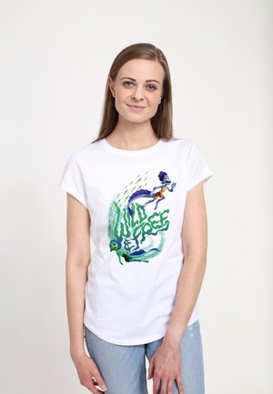 T-shirt en coton blanc avec un graphisme coloré de deux personnages amusants entourés de motifs aquatiques et du texte "WILD & FREE" en vert.