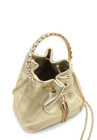 Bolso de mano metálico dorado con cadena, cierre de cordón y un asa decorativa con piedras preciosas transparentes. Superficie texturada y brillante.