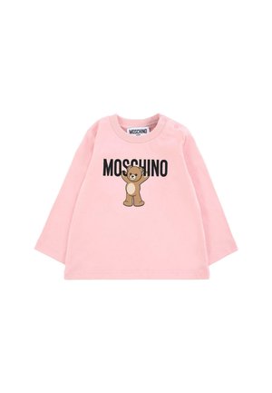 Różowa bluzka z długim rękawem, uszyta z miękkiego materiału, z grafiką brązowego niedźwiedzia i napisem "MOSCHINO" w kolorze czarnym. Zapięcie na ramieniu dla łatwego zakupu.
