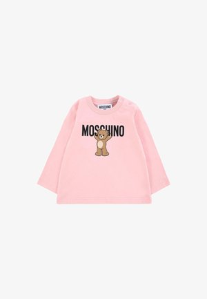 Roze langarmshirt van zacht materiaal met een bruine berenafbeelding en zwarte "MOSCHINO" tekst. Drukknopen op de schouder voor eenvoudig aan- en uittrekken.