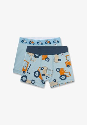 Zwei Paar hellblaue Jungen-Boxershorts, eine mit orangefarbenen und marineblauen Traktorprints und marinebluemem Bündchen, die andere mit kleinen Traktoren am Bündchen.