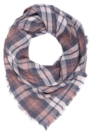 Miękki szal w kratę z frędzlami, z wzorem w stonowane różowe, szare i białe paski, złożony w kształt pętli.