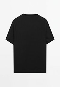 Černé tričko s krátkým rukávem, které má volný střih, hladkou texturu a kulatý výstřih. Zadní pohled ukazuje jednoduchý design bez grafiky.