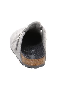 Graue Filzclogs mit Korksohle, offenem Rücken und silberner Schnallenverzierung. Das Innere hat eine schwarze strukturierte Fütterung. Flache Gummisohle für guten Halt.
