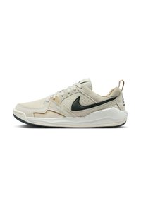 Scarpe da ginnastica grigio chiaro in materiali mesh e suede, con il logo Nike Swoosh nero, intersuola bianca e suola in gomma resistente.