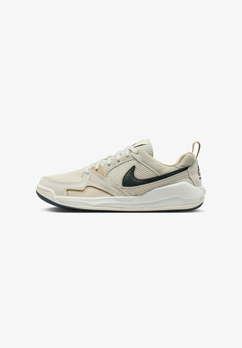 Scarpe da ginnastica grigio chiaro in materiali mesh e suede, con il logo Nike Swoosh nero, intersuola bianca e suola in gomma resistente.