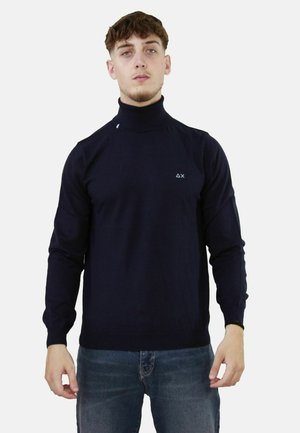 Maglione a collo alto navy con maniche lunghe, realizzato in un tessuto liscio. Presenta un piccolo logo sul petto e orlo e polsini a coste.