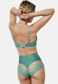 Teal kanten bh met verstelbare bandjes en een haaksluiting. Hoge taille teal slipjes met doorzichtige kanten inzetten met bloemenpatronen.