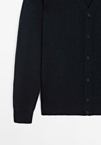 Cardigan lungo a maniche lunghe in maglia a costine nera con bottoni frontali e polsini a costine, mostrato su uno sfondo bianco.