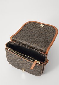 Tommy Hilfiger MONOPLAY SADDLE BAG - Cross body bag - black