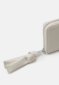 Tommy Jeans BOLD LARGE  - Monedero - off-white