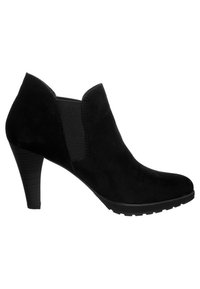 Bota de tobillo de ante negro con punta afilada, tacón de 3 pulgadas, panel lateral elástico y suela de goma texturizada. Acabado liso con costuras mínimas.