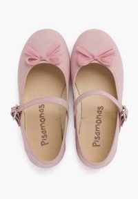 Roosa kangast balletikuningad, millel on ümar nina, kaunistatud ülemise paela detailiga ja reguleeritava rihmaga, millel on metallklamber. Sisevooder on tekstiilne.