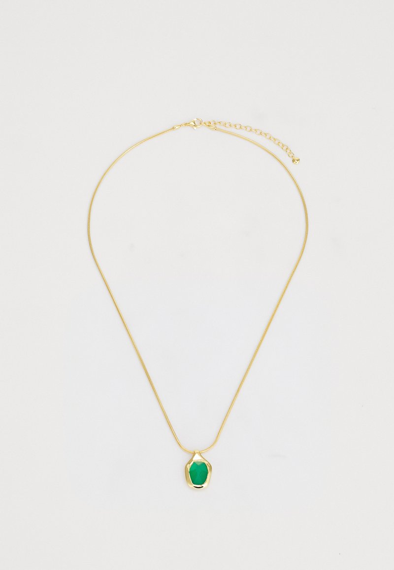 Auksinė grandinėlė su žaliu geometriniu pakabuku, turinčiu lygią paviršių ir šiek tiek blizgesio, pritvirtinta kilpos užsegimu.