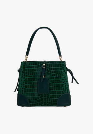 Grøn krokodillepræget lædertaske med en struktureret form, gyldent hardware og dekorative tags. Har robuste topstænger og sidelåse.