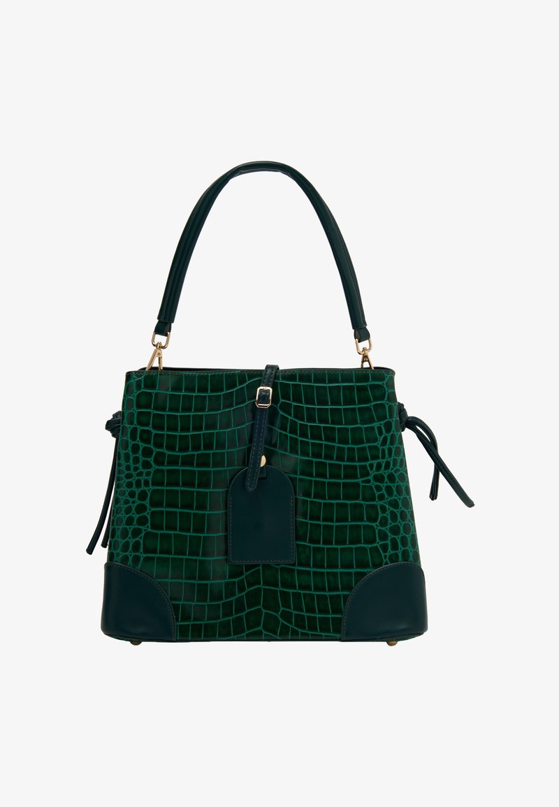 Grøn krokodillepræget lædertaske med en struktureret form, gyldent hardware og dekorative tags. Har robuste topstænger og sidelåse.