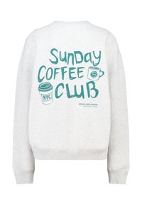 Sudadera gris con puños y dobladillo acanalados. Presenta un texto gráfico en color verde azulado: "Club del Café de Domingo" y ilustraciones de tazas de café en la parte posterior.