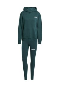 Felpa Adidas verde scuro con tasca frontale e leggings coordinati, entrambi con loghi bianchi Adidas sul petto e sulla coscia.